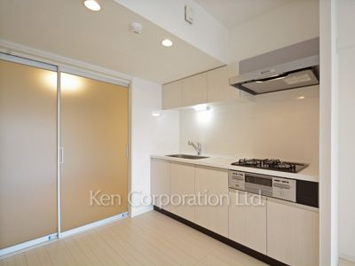 Kitchen ※Photo of the same layout on 7 floor. Decoration and fixture may differ.