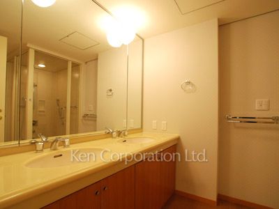 Powder Room ※Photo of the same layout on 4 floor. Decoration and fixture may differ.