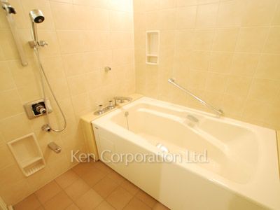 Bath ※Photo of the same layout on 4 floor. Decoration and fixture may differ.
