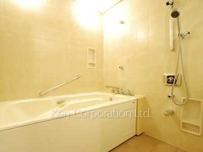 Bath ※Photo of the same layout on 10 floor. Decoration and fixture may differ.