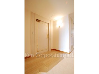 Entrance ※Photo of the same layout on 10 floor. Decoration and fixture may differ.