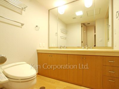 Powder Room ※Photo of the same layout on 10 floor. Decoration and fixture may differ.