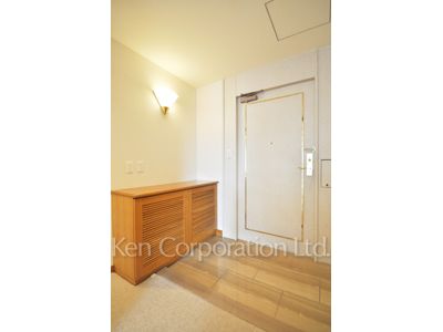 Entrance ※Photo of the same layout on 8 floor. Decoration and fixture may differ.