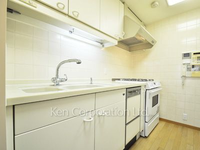 Kitchen ※Photo of the same layout on 8 floor. Decoration and fixture may differ.