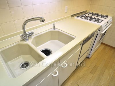 Kitchen ※Photo of the same layout on 8 floor. Decoration and fixture may differ.