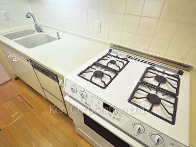 Kitchen ※Photo of the same layout on 8 floor. Decoration and fixture may differ.