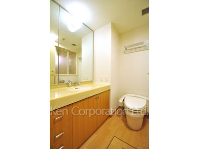 Lavatory ※Photo of the same layout on 8 floor. Decoration and fixture may differ.