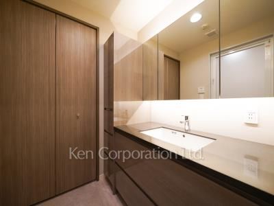 Powder Room ※Photo of the same layout on 3 floor. Decoration and fixture may differ.