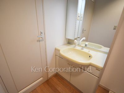 Powder Room ※Photo of the same layout on 14 floor. Decoration and fixture may differ.