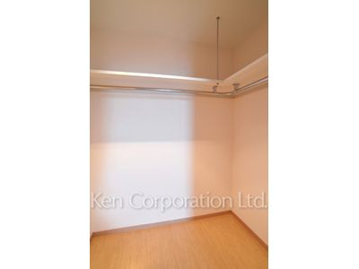 Walk-In Closet ※Photo of the same layout on 14 floor. Decoration and fixture may differ.
