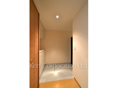 Entrance ※Photo of the same layout on 14 floor. Decoration and fixture may differ.