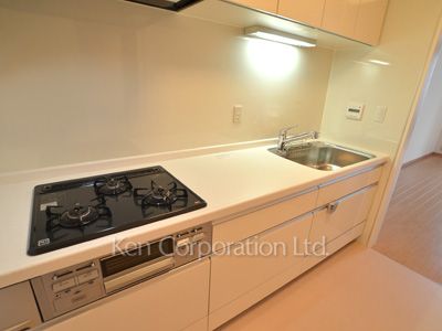 Kitchen ※Photo of the same layout on 14 floor. Decoration and fixture may differ.