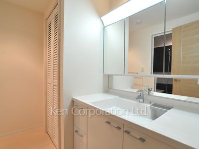 Powder Room ※Photo of the same layout on 14 floor. Decoration and fixture may differ.