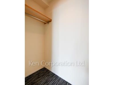 Walk-In Closet ※Photo of the same layout on 22 floor. Decoration and fixture may differ.