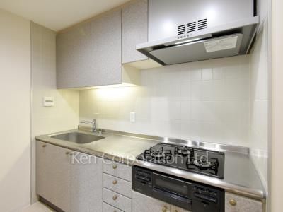 Kitchen ※Photo of the same layout on 22 floor. Decoration and fixture may differ.