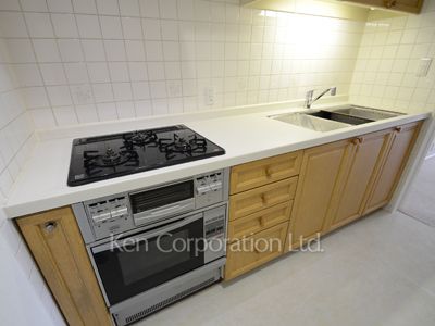 Kitchen ※Photo of the same layout on 5 floor. Decoration and fixture may differ.