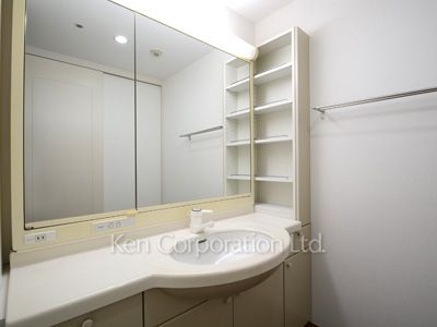 Powder Room ※Photo of the same layout on 3 floor. Decoration and fixture may differ.