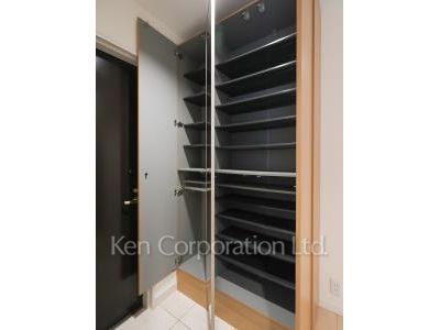 Shoes Closet ※Photo of the same layout on 22 floor. Decoration and fixture may differ.