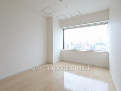 Master Bedroom ※Photo of the same layout on 22 floor. Decoration and fixture may differ.