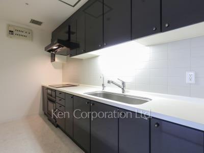 Kitchen ※Photo of the same layout on 22 floor. Decoration and fixture may differ.