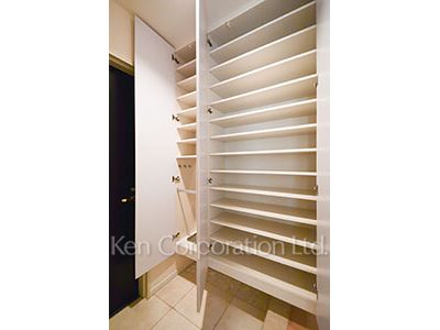 Shoes Closet ※Photo of the same layout on 21 floor. Decoration and fixture may differ.