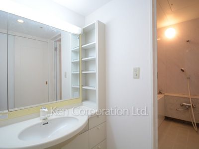 Powder Room ※Photo of the same layout on 11 floor. Decoration and fixture may differ.