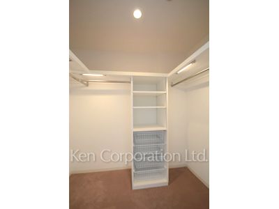 Walk-In Closet ※Photo of the same layout on 11 floor. Decoration and fixture may differ.