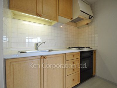Kitchen ※Photo of the same layout on 4 floor. Decoration and fixture may differ.