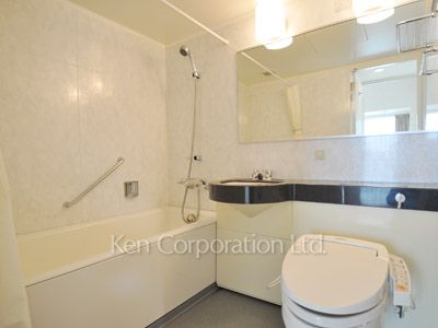 Bath ※Photo of the same layout on 4 floor. Decoration and fixture may differ.