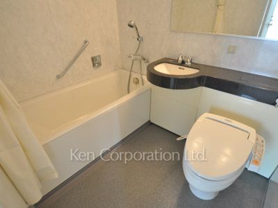 Bath ※Photo of the same layout on 4 floor. Decoration and fixture may differ.
