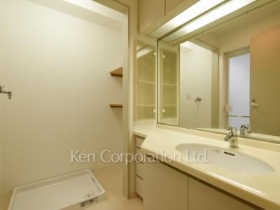 Powder Room ※Photo of the same layout on 15 floor. Decoration and fixture may differ.