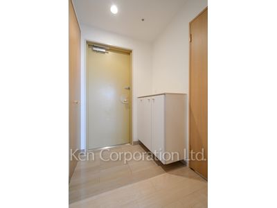 Entrance ※Photo of the same layout on 16 floor. Decoration and fixture may differ.