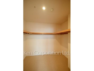 Walk-In Closet ※Photo of the same layout on 17 floor. Decoration and fixture may differ.