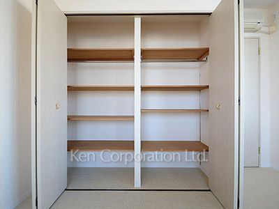 Closet ※Photo of the same layout on 8 floor. Decoration and fixture may differ.