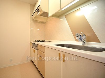 Kitchen ※Photo of the same layout on 8 floor. Decoration and fixture may differ.