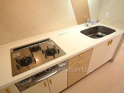 Kitchen ※Photo of the same layout on 8 floor. Decoration and fixture may differ.