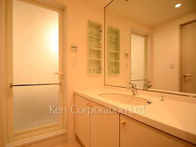 Powder Room ※Photo of the same layout on 8 floor. Decoration and fixture may differ.