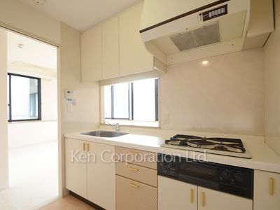 Kitchen ※Photo of the same layout on 6 floor. Decoration and fixture may differ.