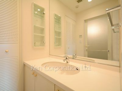 Powder Room ※Photo of the same layout on 4 floor. Decoration and fixture may differ.