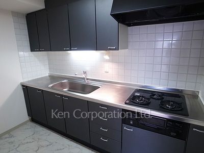 Kitchen ※Photo of the same layout on 9 floor. Decoration and fixture may differ.