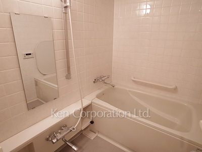 Bath ※Photo of the same layout on 9 floor. Decoration and fixture may differ.