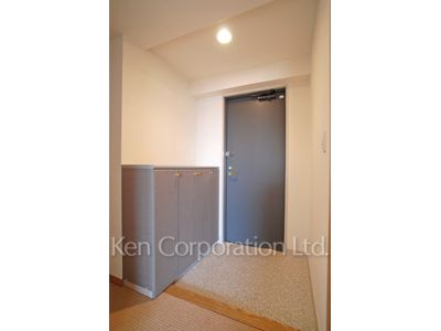 Entrance ※Photo of the same layout on 10 floor. Decoration and fixture may differ.