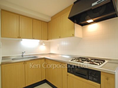 Kitchen ※Photo of the same layout on 10 floor. Decoration and fixture may differ.
