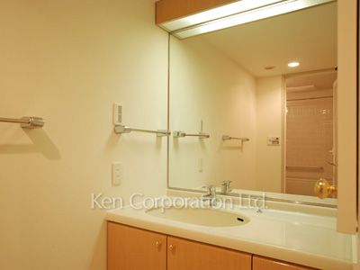 Powder Room ※Photo of the same layout on 10 floor. Decoration and fixture may differ.