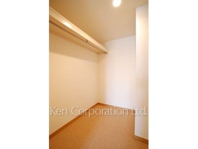 Walk-In Closet ※Photo of the same layout on 10 floor. Decoration and fixture may differ.