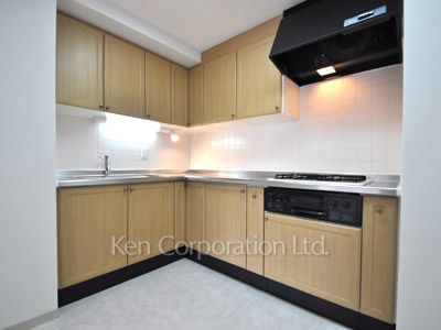 Kitchen ※Photo of the same layout on 10 floor. Decoration and fixture may differ.