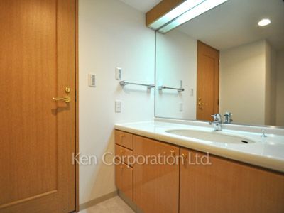Powder Room ※Photo of the same layout on 10 floor. Decoration and fixture may differ.