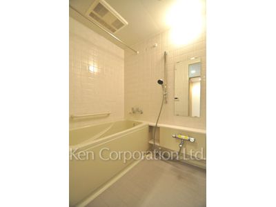 Bath ※Photo of the same layout on 10 floor. Decoration and fixture may differ.