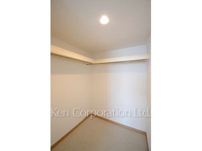 Walk-In Closet ※Photo of the same layout on 14 floor. Decoration and fixture may differ.