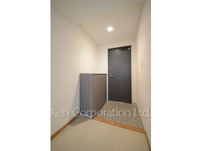Entrance ※Photo of the same layout on 14 floor. Decoration and fixture may differ.